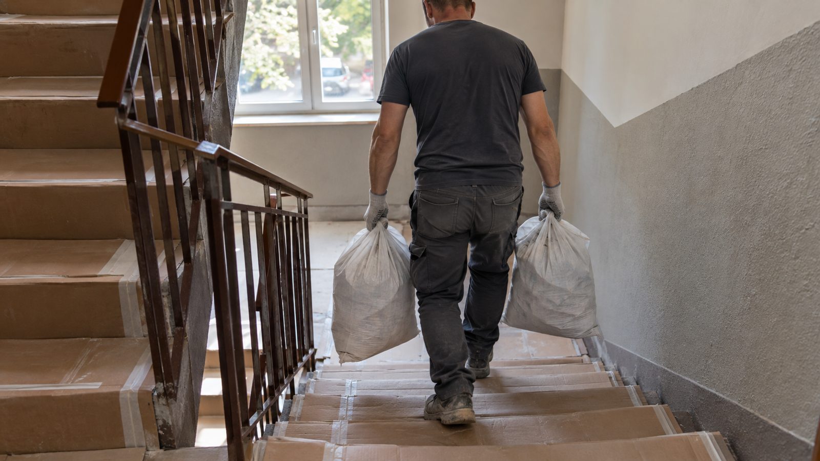 Wynoszenie worków z gruzem z mieszkania (zdjęcie poglądowe)